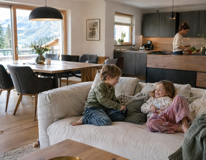Kinder spielen im großzügigen, hellen Wohnbereich einer Familien-Ferienwohnung in Oberstdorf