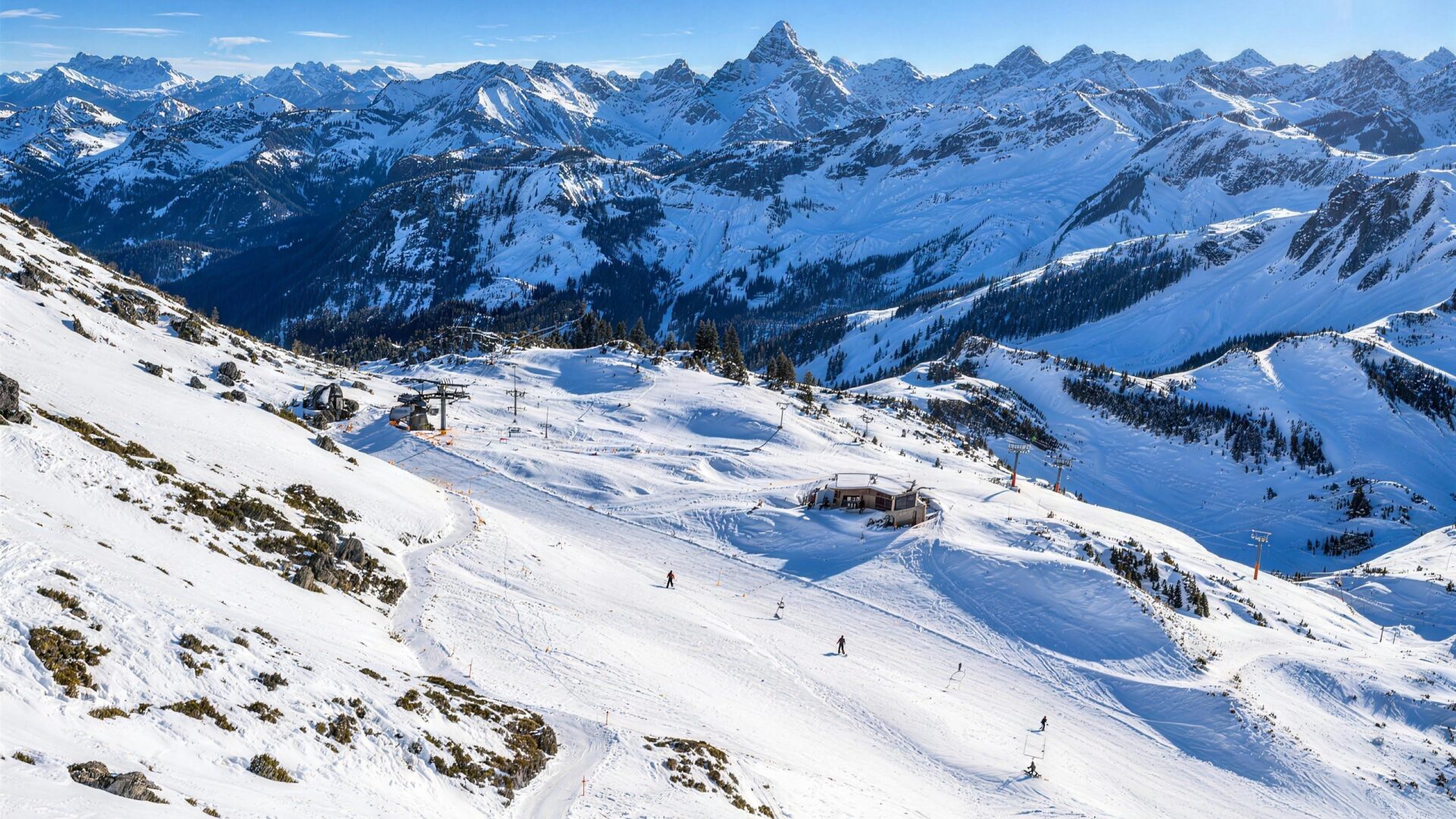Sonniges Winterpanorama des Skigebiets Oberstdorf mit verschneiten Pisten und Bergen