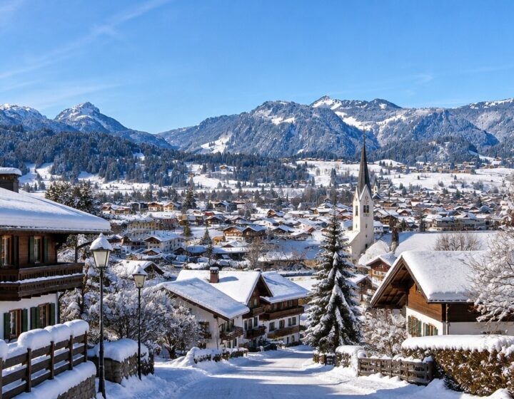 Verschneite Fußgängerzone von Oberstdorf am Winterabend mit beleuchteten Häusern